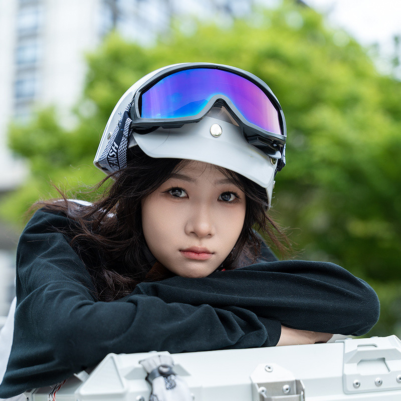 คลังสินค้าพร้อม หมวกกันน็อคจักรยานไฟฟ้าหัวรถจักรผู้ชายผู้หญิง Four Seasons Universal หมวกกันน็อคครึ่งเขา