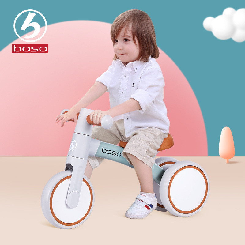 เด ็ กอายุ 13 ปีเลื ่ อนสมดุลรถเด ็ กวัยหัดเดินบิดรถของเล ่ นรถ