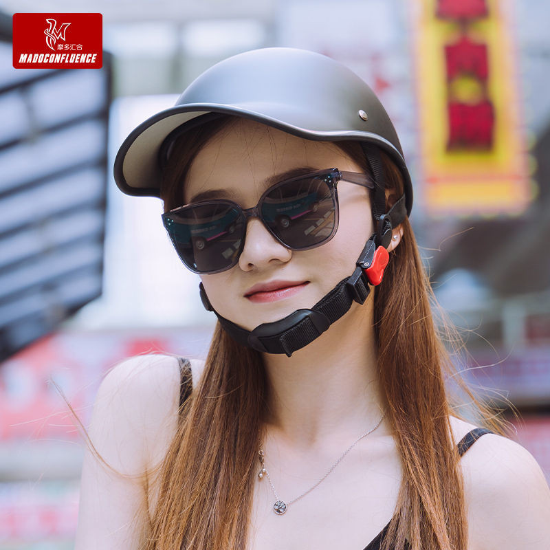 พร้อมสต็อก แบตเตอรี่หมวกกันน็อคจักรยานฤดูร้อนคู่หมวกกันน็อคผู้ชายผู้หญิงหมวกกันน็อคครึ่งหมวกเบสบอลสี่ฤดูกาลหมวกแสงอัลตร้าหญิง