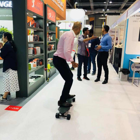 สเก็ตบอร์ดไฟฟ้า ทำจากคาร์บอนไฟเบอร์ มีแผงยืดหยุ่นและควบคุมได้จากระยะไกล