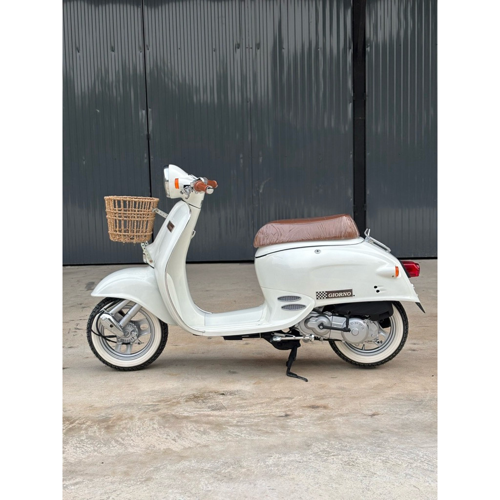 Honda Giorno 50 CC สีขาวงาช้างpearl ivory
