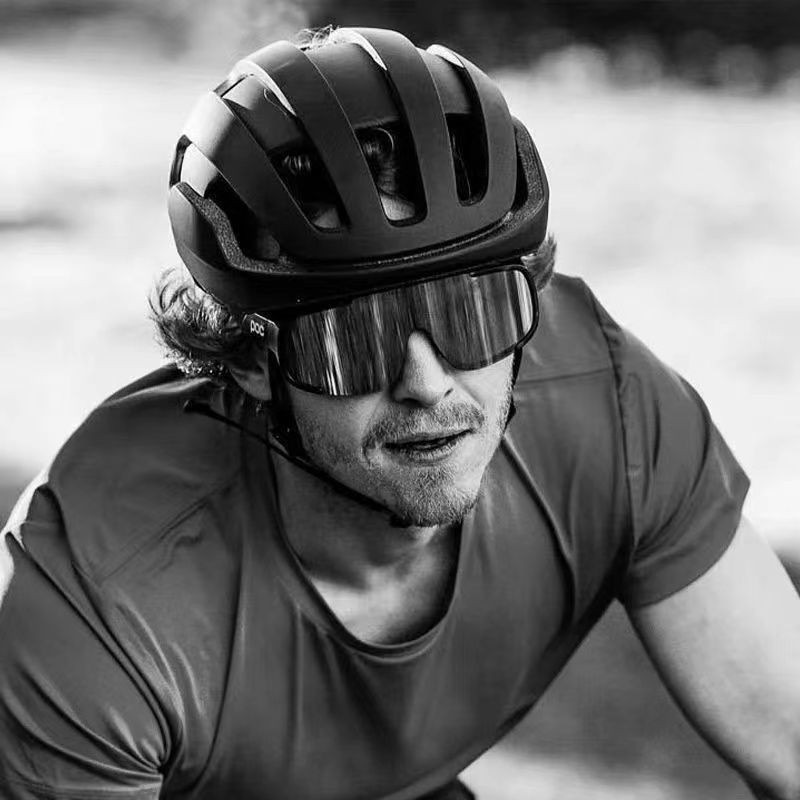 หมวกกันน็อคจักรยาน ดีไซน์เบา สวมใส่ง่าย สำหรับทั้งผู้ชายและผู้หญิง ใช้งานได้ทั้งบนถนนและทางลัดเลาะภูเขา