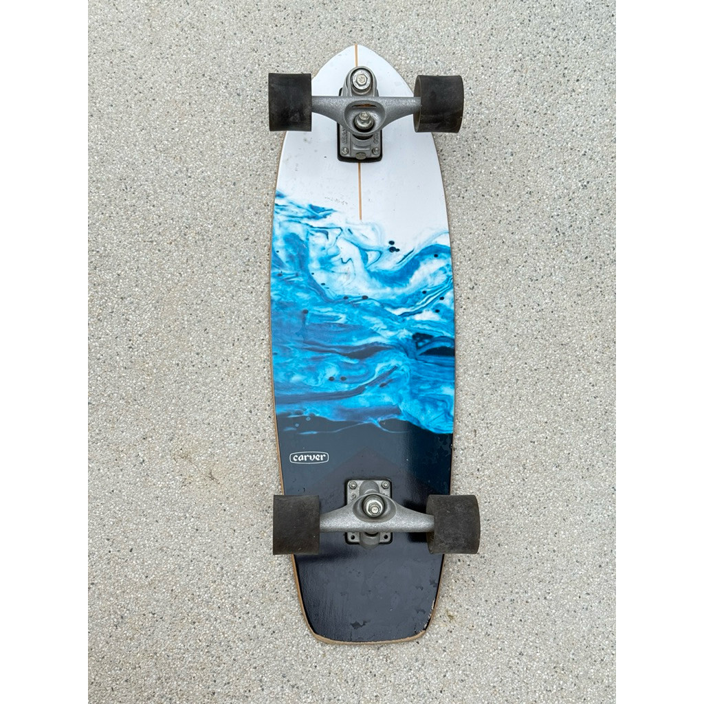 เซิร์ฟสเก็ตบอร์ดนี้คือรุ่น Carver 32 Super Surfer สภาพ 90 มีรอยนิดหน่อย แต่ราคาคุ้มค่าแน่นอน