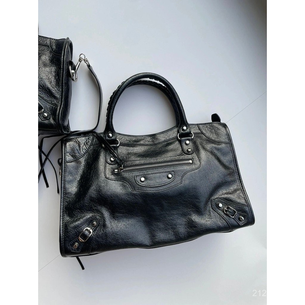 กระเป๋าหัวรถจักร Super Cow ใหม่ชัวร์ แฟชั่นเลี้ยวเสมอ24 รายการล่าสุดบาเลนเซียก้า กระเป๋ามอเตอร์ไซค์ จัดส่งสีดาซิตี้คลาสสิคนิรันดร์