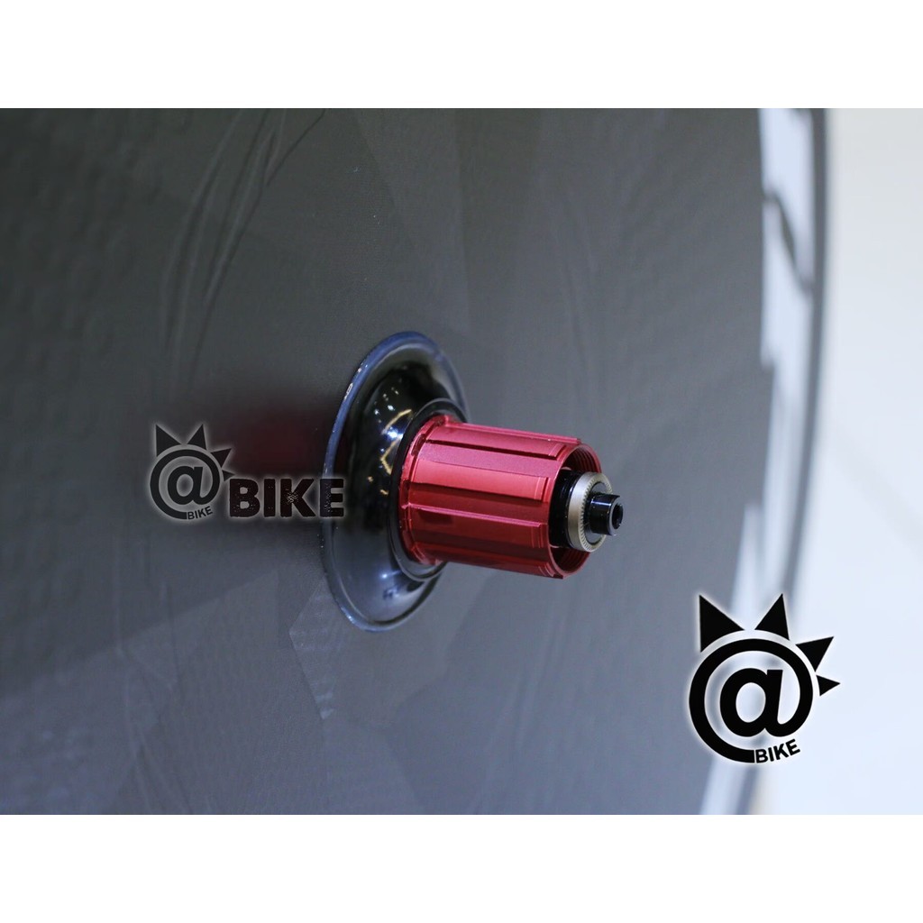 ล้อดิสก์คาร์บอนไฟเบอร์ ZIPP 900 สำหรับจักรยานเสือภูมิภาค ใช้งานได้ทั้งการแข่งขันและการปั่นทุกวัน