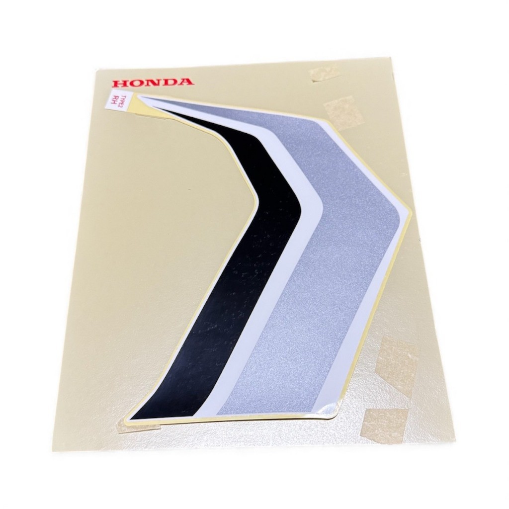 86641K0WT00ZA สติกเกอร์ติดฝาครอบ ข้างด้านหน้าด้านขวา รถสีขาวดำ รุ่น ADV150 ปี 2020