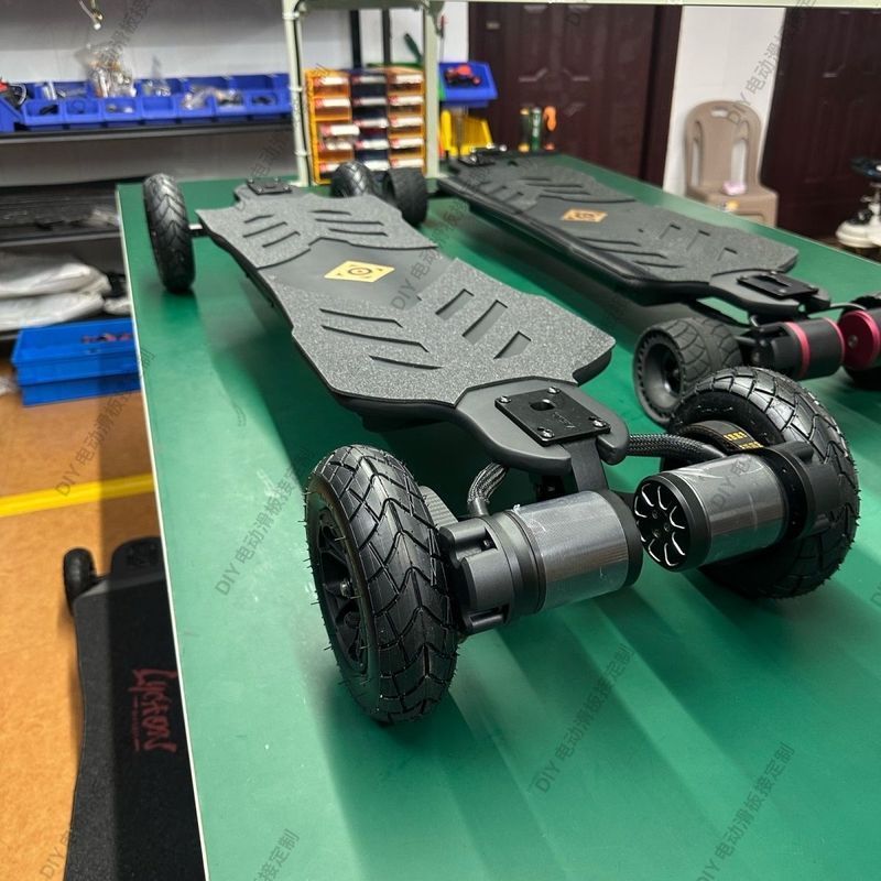 สเก็ตบอร์ดไฟฟ้า DIY แบบมอเตอร์คู่ มาพร้อมพื้นไม้มะปีลลายเมทแท้ สีดำเงา ระยะทางในการขับขี่ได้นานถึง 50 ไมล์