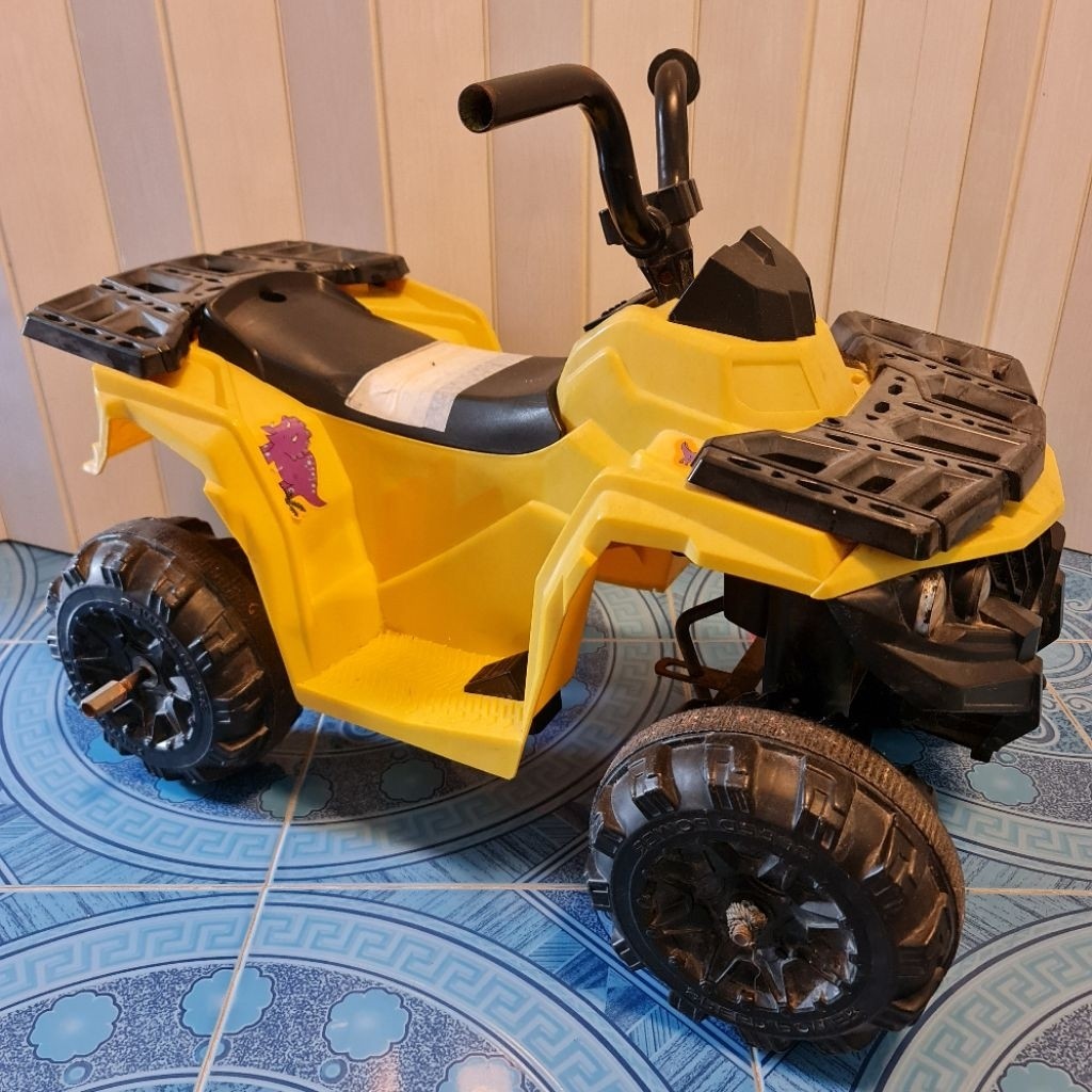 รถไฟฟ้าเด็ก ATV สีเหลือง ระบบไฟฟ้าใช้งานไม่ได้แล้ว ใช้ระบบขาไถ มือสอง